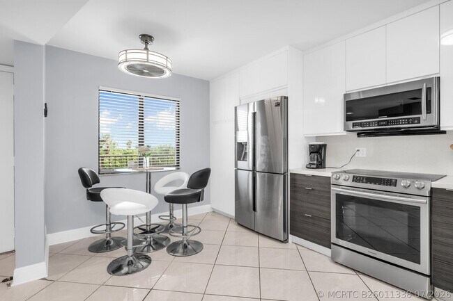 Building Photo - 14475 Strathmore Ln