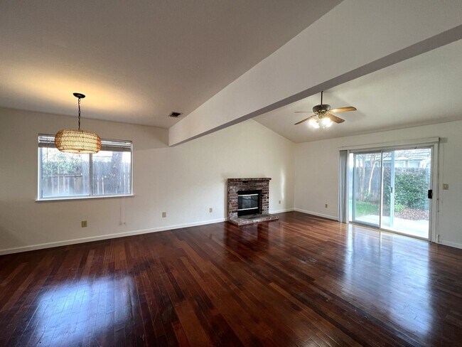 Foto del edificio - 3 br, 2 bath House - 8025 Parkgate Wy