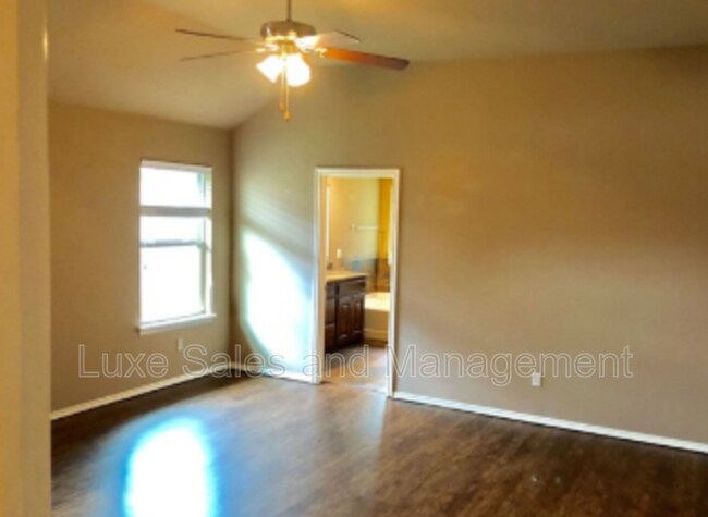 Building Photo - 2222 Brook Dr