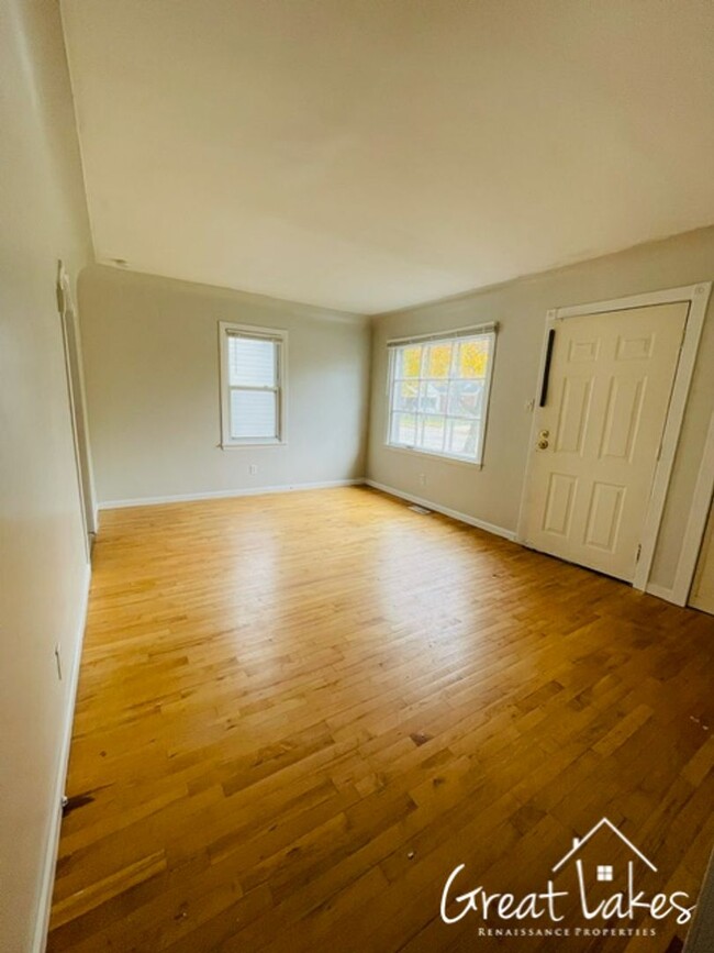 Building Photo - $200 OFF FIRST MONTH'S RENT - Beautiful 2 ...