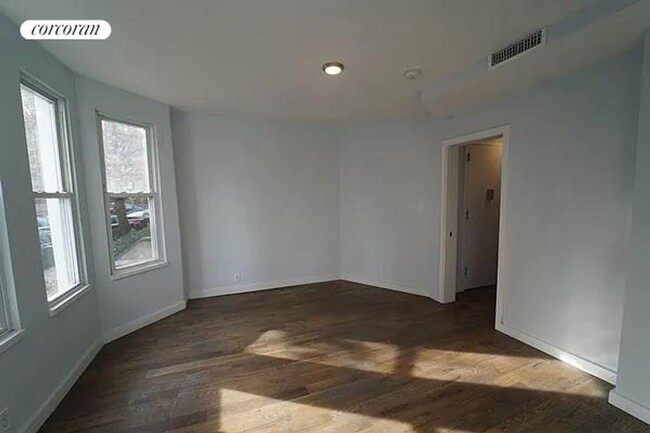 Building Photo - 207 E 205th St