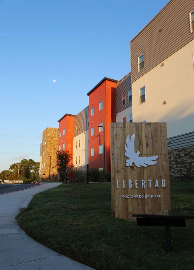 Exterior - Libertad Austin