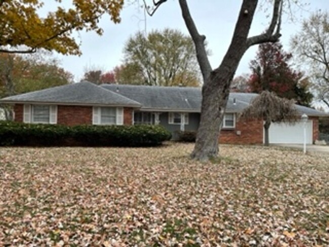 Building Photo - 4 Bed, 2 1/2 Bath Glendale School District!