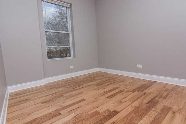 Building Photo - 848 W 61st St