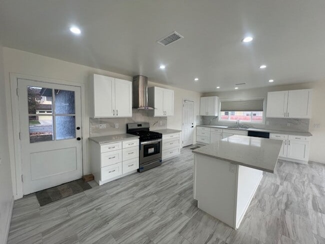 Building Photo - Beautifully renovated 3 bed 2 bath house