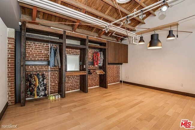 Building Photo - 1 br, 1 bath Condo - 130 S Hewitt St Apt 21