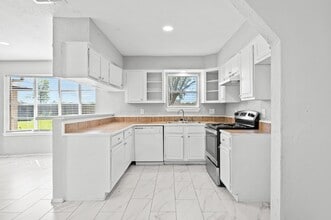 Building Photo - 13527 Montaigne Dr