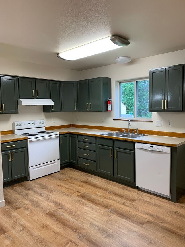 Building Photo - AVAILABLE NOW!! East side - 3 Bdrm, 1.5 Bath