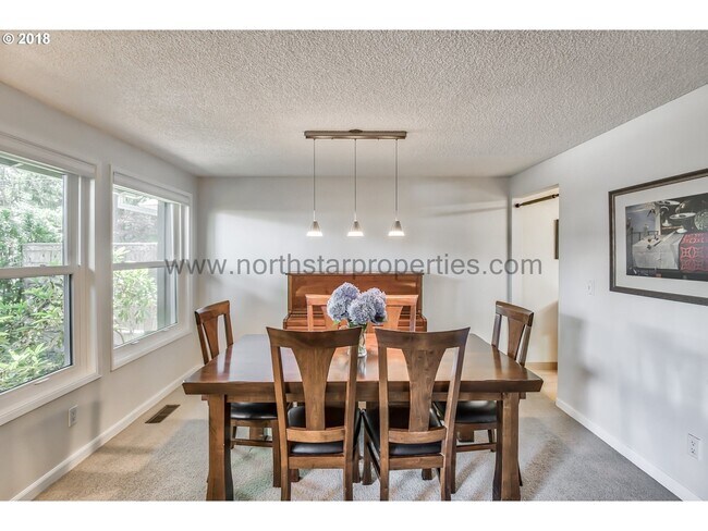 Foto del edificio - Great Lake Grove Bungalow Walking Distance to Everything