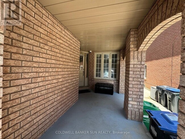 Building Photo - 34 Fiddleneck Crescent