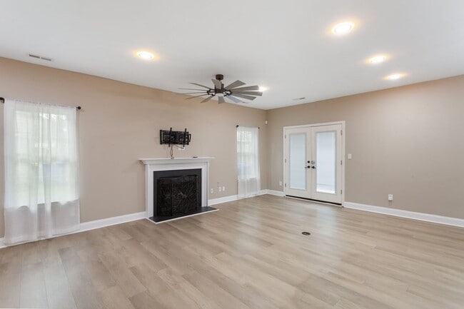 Foto del edificio - Spacious Kiln Creek Home with Smart Tech, ...
