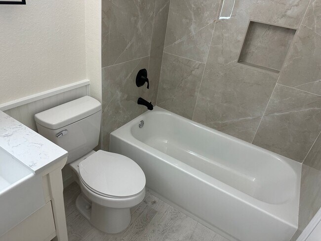 Foto del edificio - Roommate Wanted - Downtown Sarasota Renova...
