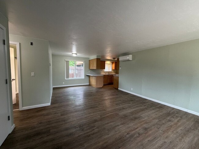 Building Photo - 2 Bedroom Duplex in Thurston/East Springfield Neighborhood