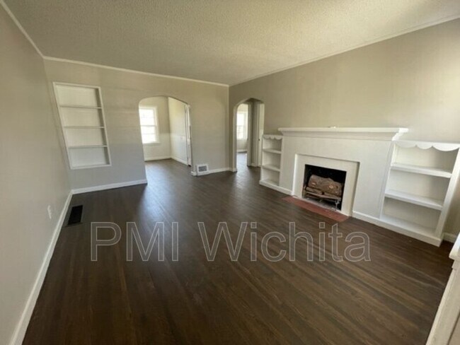 Building Photo - 656 N Ridgewood Dr