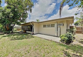 Building Photo - 2720 SW 15th Ct