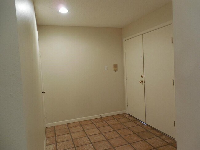 Foto del edificio - 12 Hallmark Dr