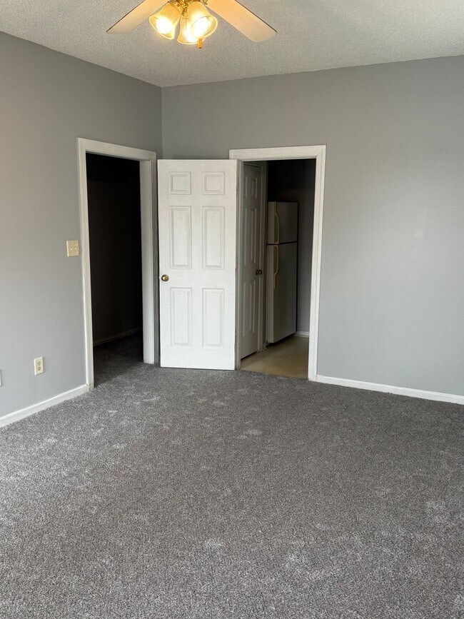 Foto del edificio - Freshly Painted Townhome
