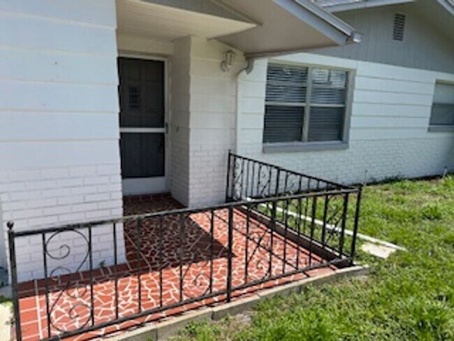 Foto del edificio - AVAILABLE NOW!!  Well maintained 2/2 in a ...