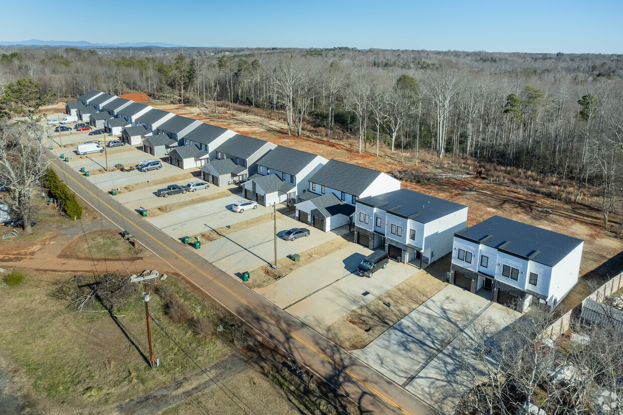 Building Photo - 653-699 Neighborhood Rd