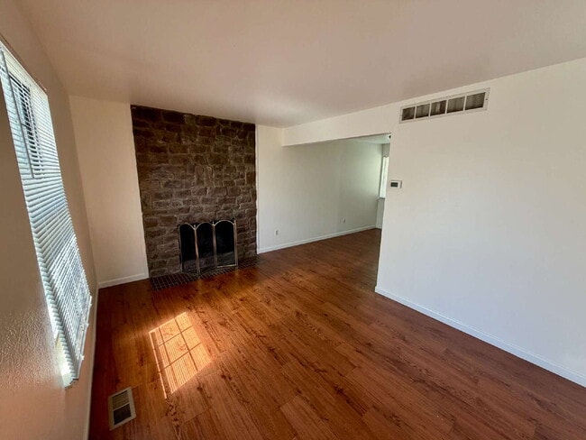 Building Photo - Don't Miss This 3 Bedroom Home Located In A Charming Aurora Neighborhood!