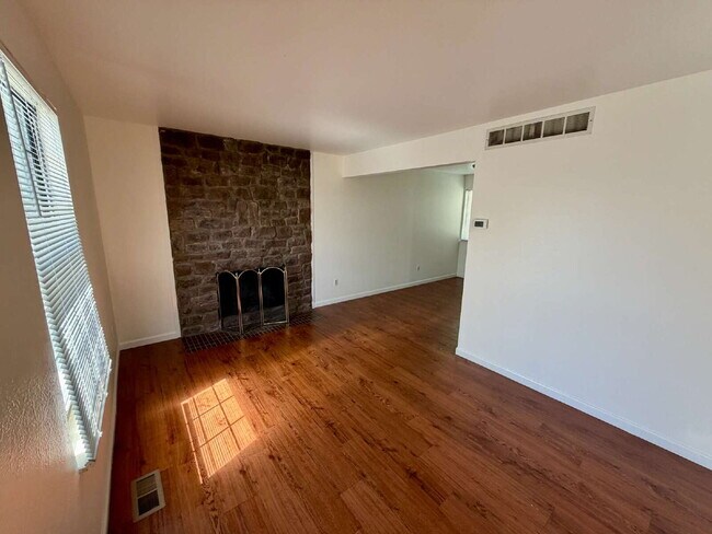 Foto del edificio - Don't Miss This 3 Bedroom Home Located In A Charming Aurora Neighborhood!