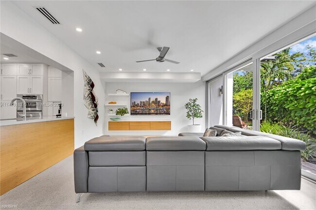 Building Photo - 3 br, 3 bath House - 8205 SW 63rd Pl