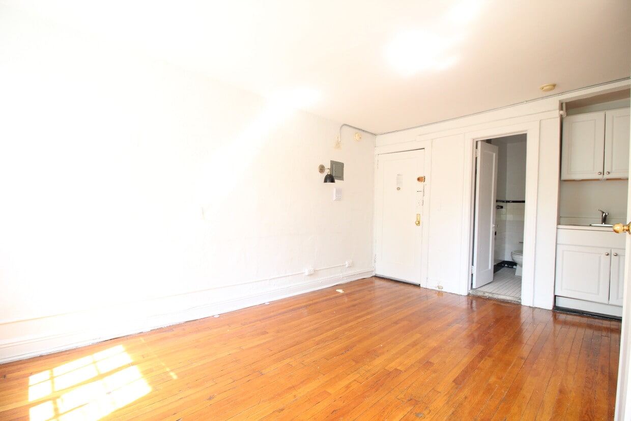 Enterance - 323 W 4th St