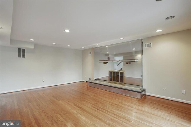 Building Photo - 9801 Clydesdale St