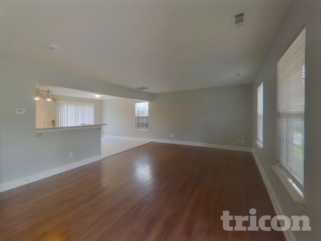 Foto del edificio - 106 Newbury Dr