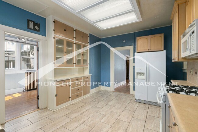 Building Photo - Upper Duplex with 2 Car Garage and Private...