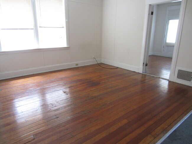 Building Photo - 2370 Flora St