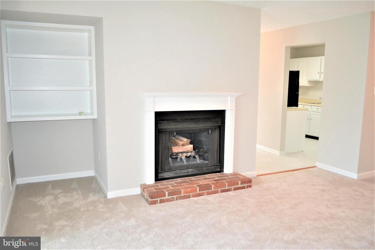 Primary Photo - 10152 Oakton Terrace Rd