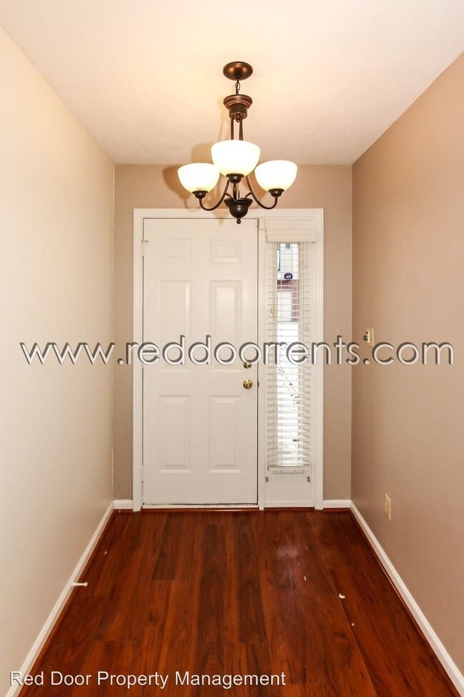 Building Photo - 524 Lockerbie Cir N