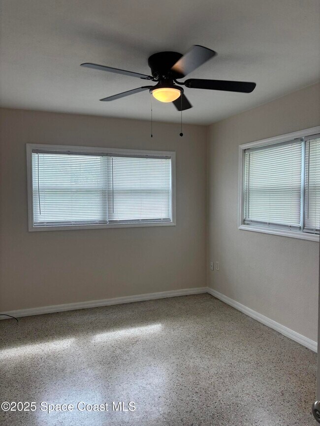 Foto del edificio - 1420 Avocado Ave