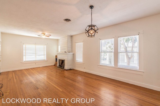 Building Photo - 2 br, 2 bath House - 925 W. AGARITA