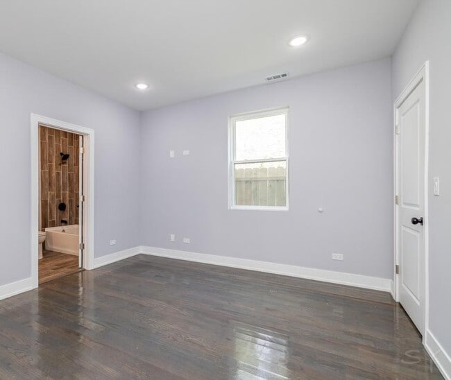Building Photo - 3 bedroom in Chicago IL 60637