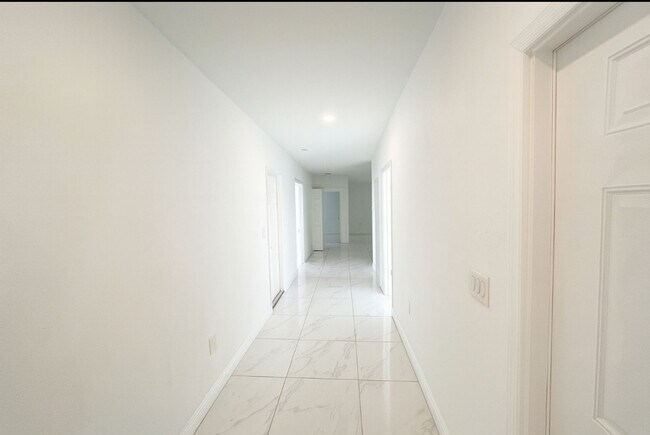 Foto del edificio - MUST SEE -2/2/1+OPEN DEN-DUPLEX IN GREENBR...