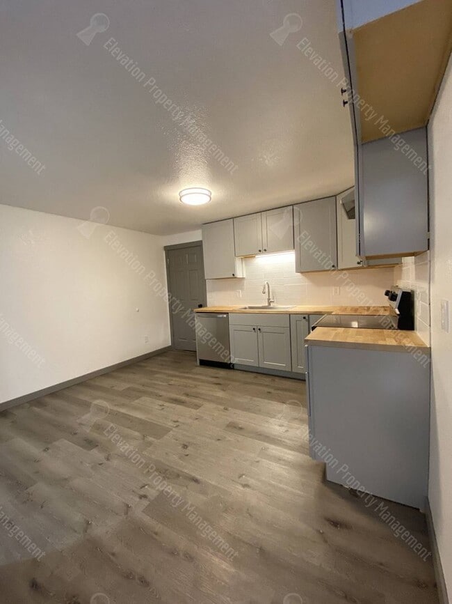 Building Photo - Centrally Located 2 BR - 1 BA Duplex w/ AC!