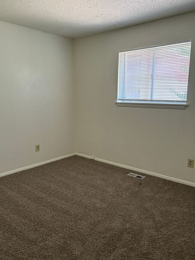 Building Photo - Spacious 3 Bedroom w/ 2 Car Garage