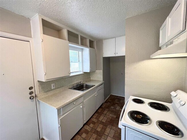 Foto del edificio - 6363 Hollis Ave