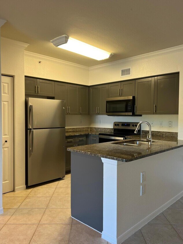 Foto principal - 6434 Emerald Dunes Dr