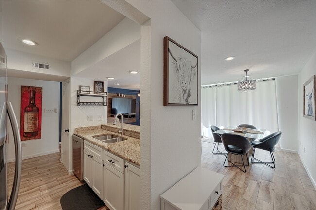 Foto del edificio - 12500 Melville Dr