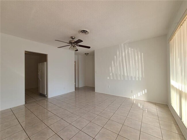 Foto del edificio - 1851 NE 56th St