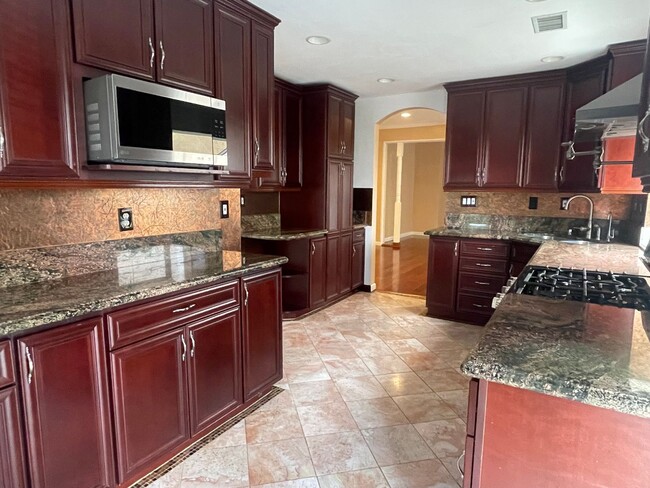 Building Photo - Gated Community Beautiful 4b 3b in Thousan...