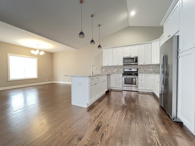 Building Photo - 855 Meadow Ln