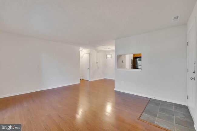 Foto del edificio - 5311 Ravens Crest Dr