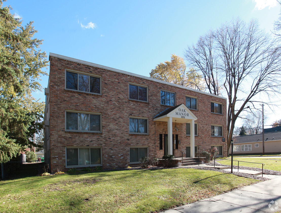 Building Photo - Oak Manor