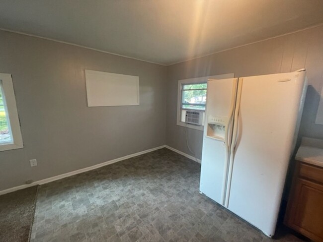 Building Photo - 2 Bedroom House
