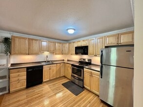 Building Photo - 95 Maple St