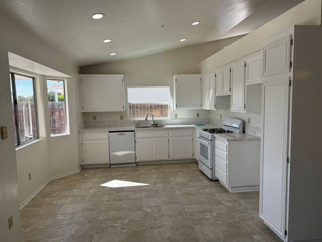 Building Photo - 3 Bedroom, 2 Bath Home, Located in Fontana